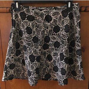 🌺Jonathan Martin Young Women’s Black & White Floral & Flowy Size 9 Skirt EUC.